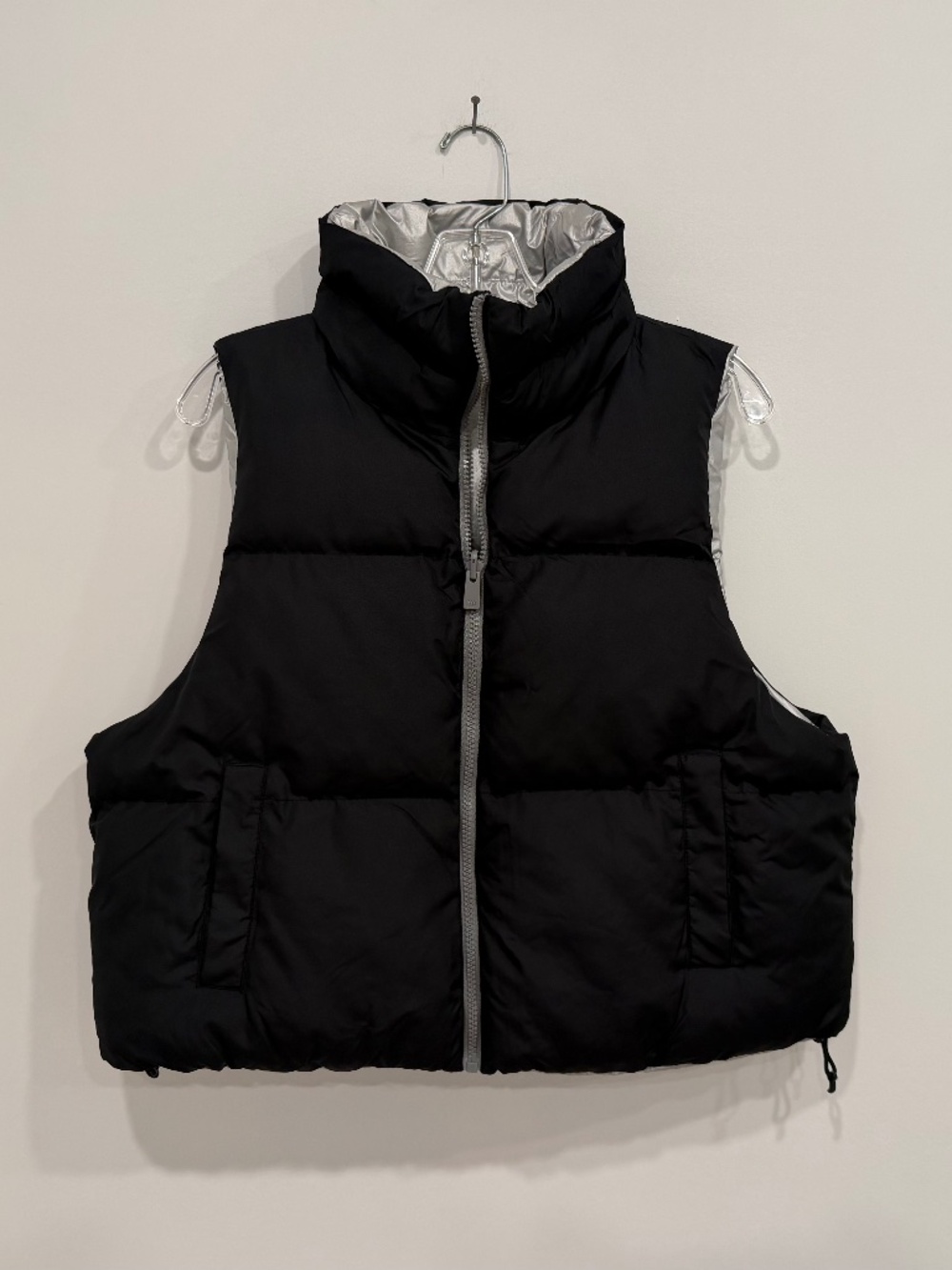 All In Motion Cropped Puffer Vest Reversible black / silver - Women’s Size M